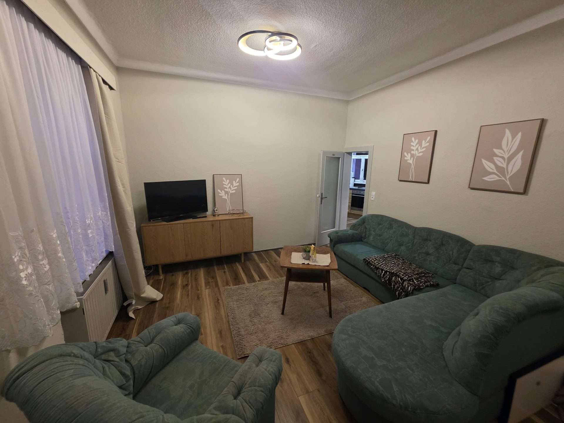 Das Post-Kontor: Wohnzimmer mit Ecksofa und Fernseher